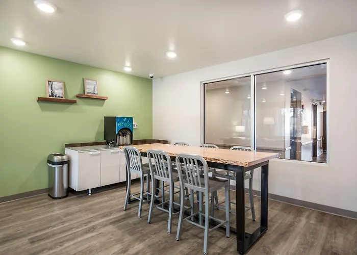 Woodspring - Chicago * Libertyville
